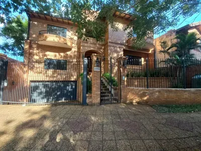 Casa moderna con quincho y pileta