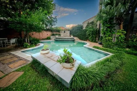 Casa moderna con quincho y pileta - en Venta - Luque — foto 1